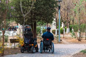 נסיעה נגישה במרחב תחבורתי, אדם עם מוגבלות כחלק מהסצנה