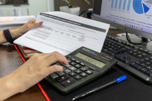 מסמכים פיננסיים וחישוב זכויות על שולחן עבודה