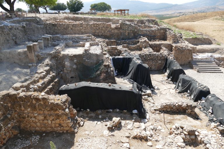 גן לאומי תל חצור – עתיקות ותצפיות במסלול נגיש